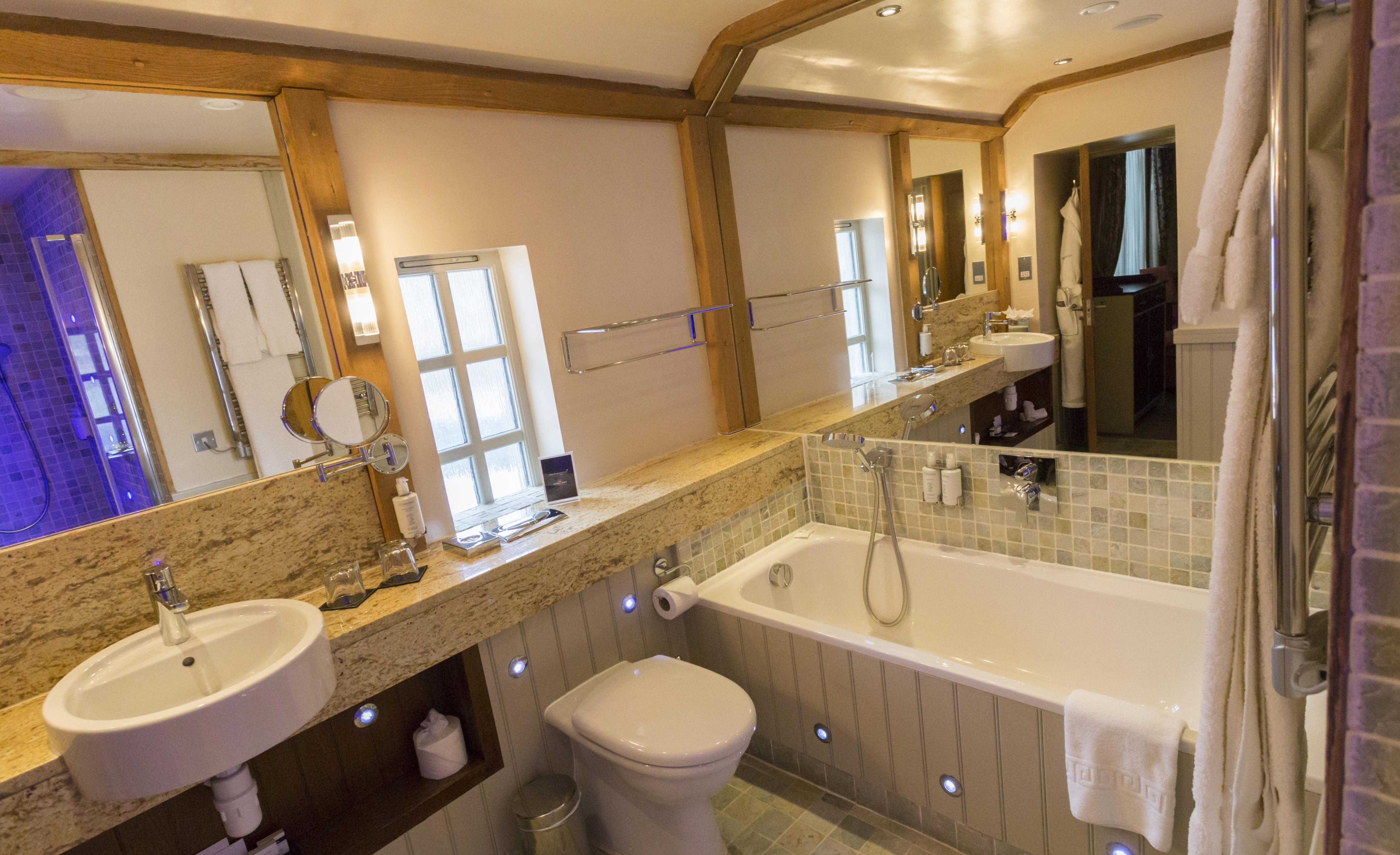The Farmhouse Hotel And Restaurant Saint Saviour Eksteriør bilde